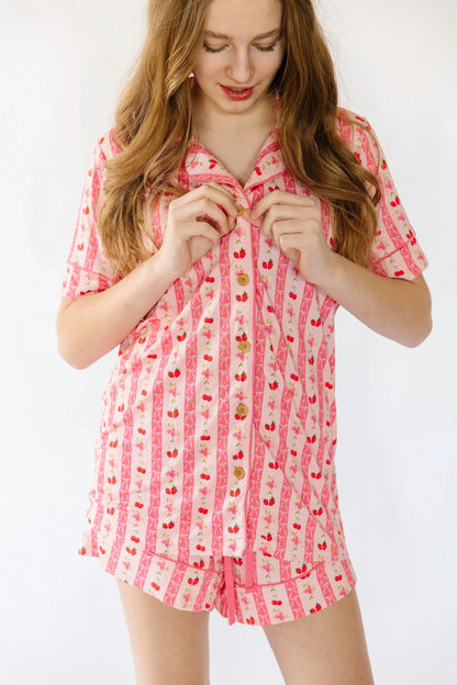 Haut de pyjama adulte à manches courtes et boutonnage en coton avec motifs fraises roses et cerises