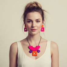 Collier plastron rétro | Collier plastron géométrique en rose fluo, violet et orange