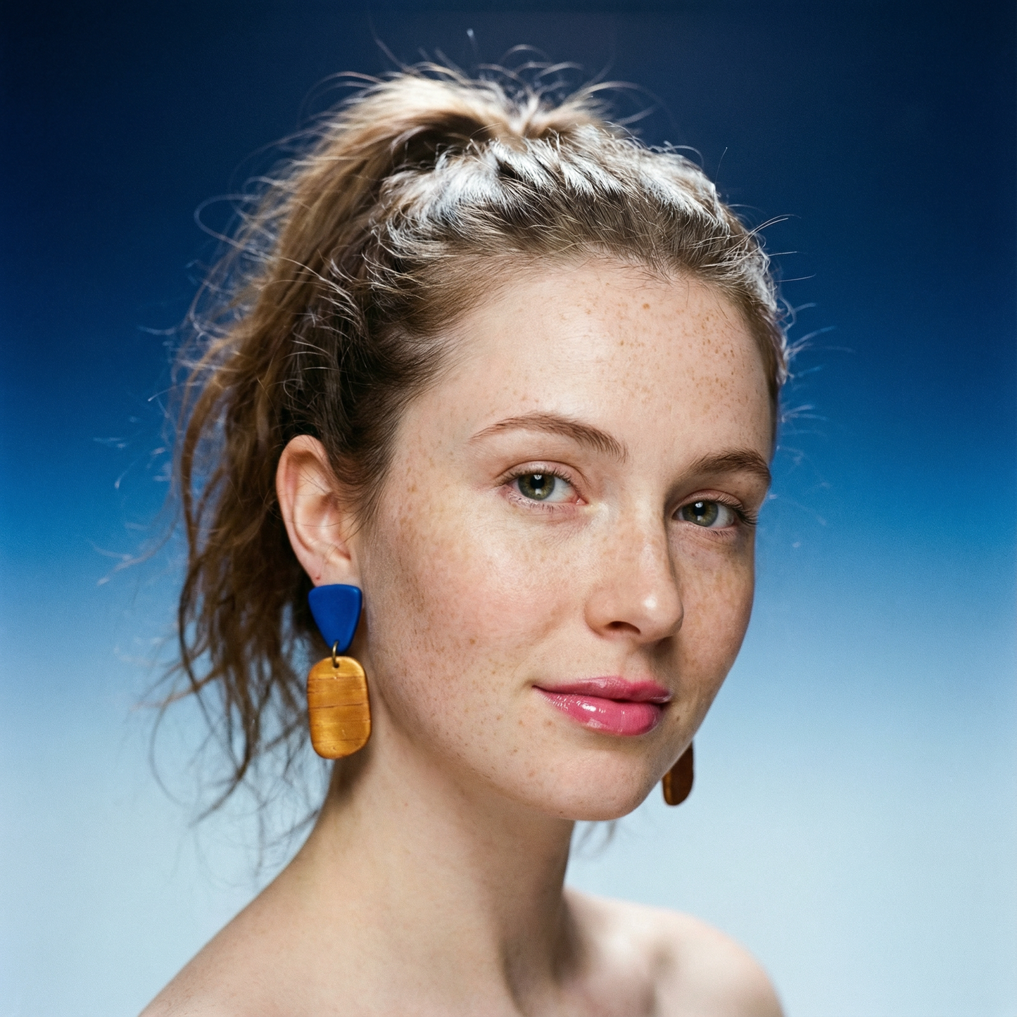 Boucles d'oreilles en argile bicolores faites à la main, à clous ou à clips - "Alex"