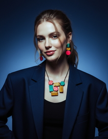 Collier plastron artistique de style géométrique fait main en argile et peint