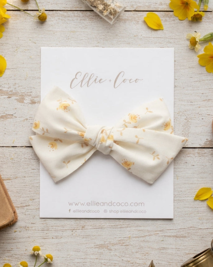 Grand nœud jaune et crème à fleurs
